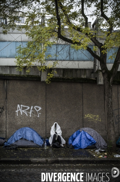 Refugies installes dans un tunnel sous le peripherique parisien.