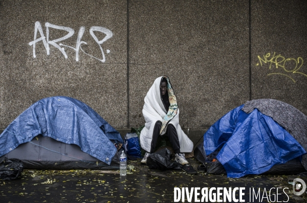 Refugies installes dans un tunnel sous le peripherique parisien.