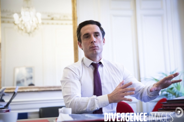 Jean-Baptiste DJEBBARI dans son bureau au Ministère des transports.