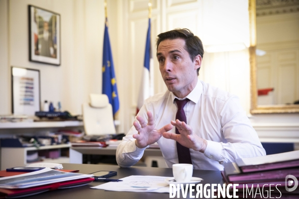 Jean-Baptiste DJEBBARI dans son bureau au Ministère des transports.