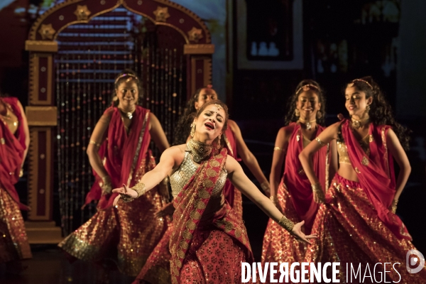 A passage to bollywood de ashley lobo