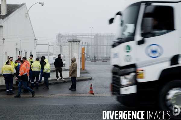 Blocage du dépot pétrolier de Saint-Pierre-des-Corps par les transporteurs routiers en grève