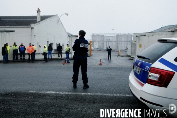 Blocage du dépot pétrolier de Saint-Pierre-des-Corps par les transporteurs routiers en grève