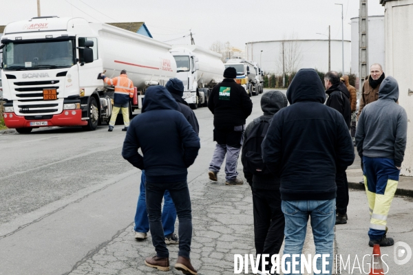 Blocage du dépot pétrolier de Saint-Pierre-des-Corps par les transporteurs routiers en grève