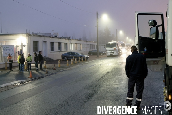 Blocage du dépot pétrolier de Saint-Pierre-des-Corps par les transporteurs routiers en grève