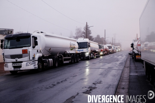 Blocage du dépot pétrolier de Saint-Pierre-des-Corps par les transporteurs routiers en grève