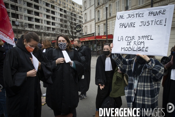 Manifestation des juges devant le ministère des finances.