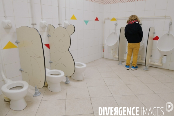 Toilettes dans une ecole maternelle