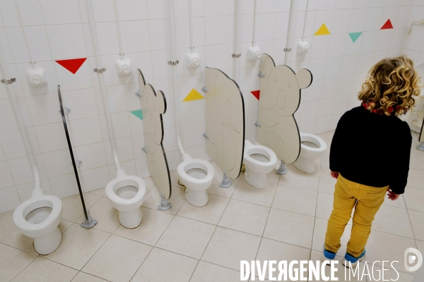 Toilettes dans une ecole maternelle