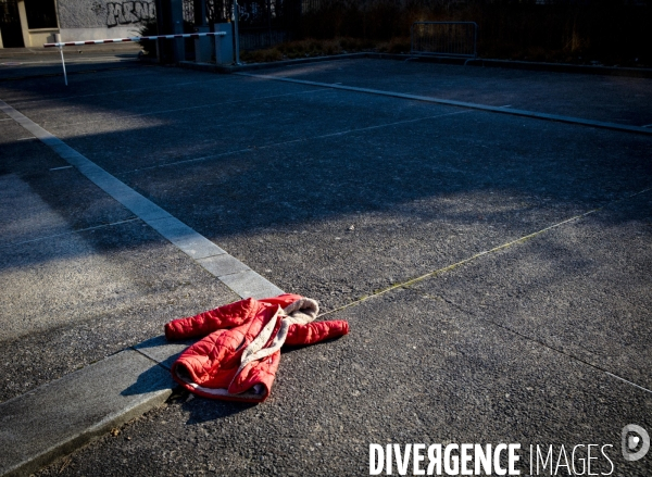Scène symbolique sur les violences commises sur la jeunesse