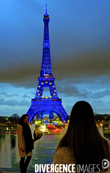 La tour Eiffel mise en lumiére aux couleurs de l Europe à l occasion de la présidence francaise du conseil de l  Union Européenne
