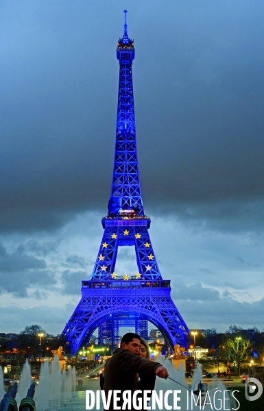 La tour Eiffel mise en lumiére aux couleurs de l Europe à l occasion de la présidence francaise du conseil de l  Union Européenne