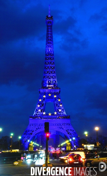 La tour Eiffel mise en lumiére aux couleurs de l Europe à l occasion de la présidence francaise du conseil de l  Union Européenne