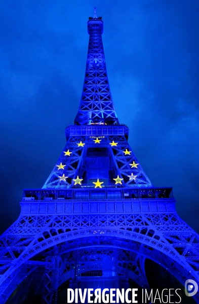 La tour Eiffel mise en lumiére aux couleurs de l Europe à l occasion de la présidence francaise du conseil de l  Union Européenne