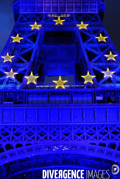 La tour Eiffel mise en lumiére aux couleurs de l Europe à l occasion de la présidence francaise du conseil de l  Union Européenne