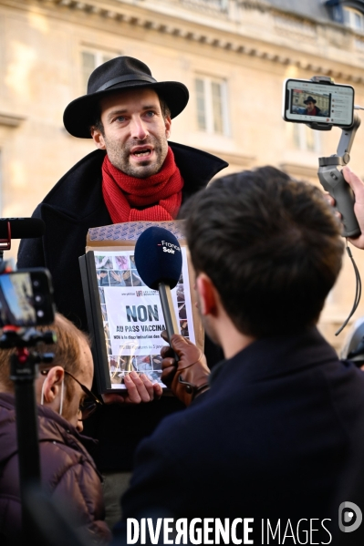 Rodolphe Bacquet, auteur de la pétition contre le passe vaccinal, vient la faire passer à l Assemblée Nationale. Debate on the vaccine pass.