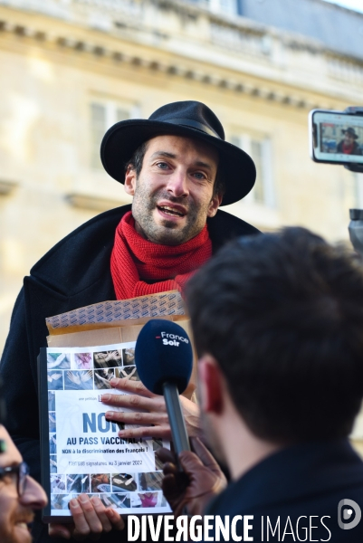 Rodolphe Bacquet, auteur de la pétition contre le passe vaccinal, vient la faire passer à l Assemblée Nationale. Debate on the vaccine pass.