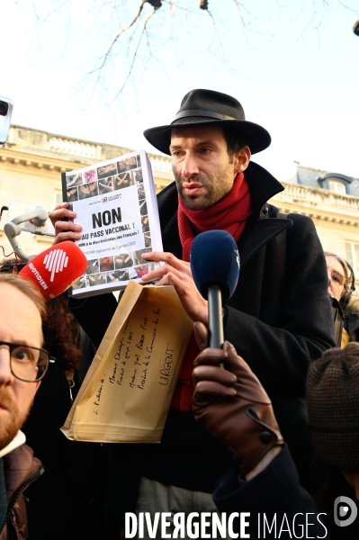 Rodolphe Bacquet, auteur de la pétition contre le passe vaccinal, vient la faire passer à l Assemblée Nationale. Debate on the vaccine pass.