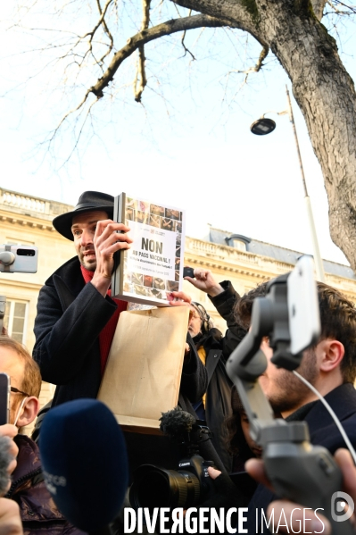 Rodolphe Bacquet, auteur de la pétition contre le passe vaccinal, vient la faire passer à l Assemblée Nationale. Debate on the vaccine pass.