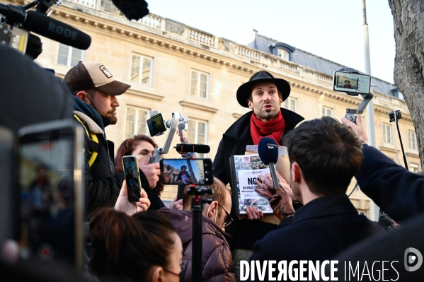 Rodolphe Bacquet, auteur de la pétition contre le passe vaccinal, vient la faire passer à l Assemblée Nationale. Debate on the vaccine pass.