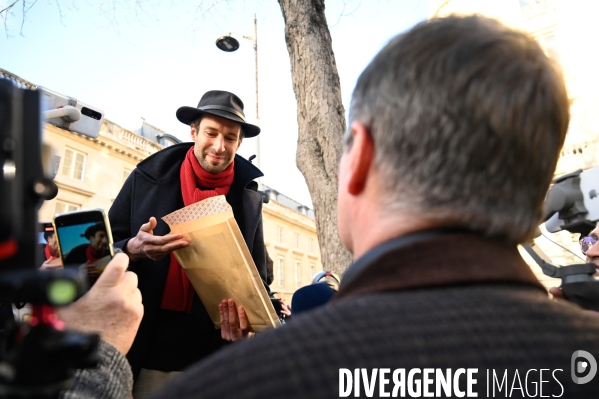 Rodolphe Bacquet, auteur de la pétition contre le passe vaccinal, vient la faire passer à l Assemblée Nationale. Debate on the vaccine pass.