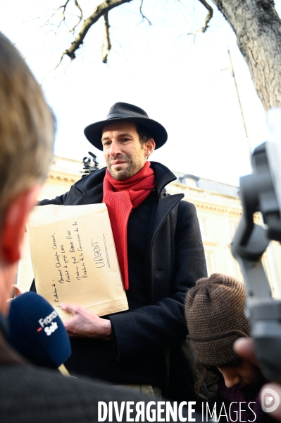 Rodolphe Bacquet, auteur de la pétition contre le passe vaccinal, vient la faire passer à l Assemblée Nationale. Debate on the vaccine pass.