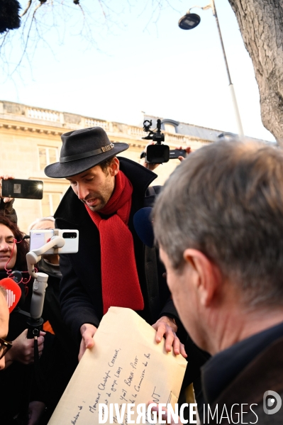 Rodolphe Bacquet, auteur de la pétition contre le passe vaccinal, vient la faire passer à l Assemblée Nationale. Debate on the vaccine pass.