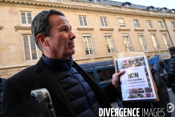 Rodolphe Bacquet, auteur de la pétition contre le passe vaccinal, vient la faire passer à l Assemblée Nationale. Debate on the vaccine pass.