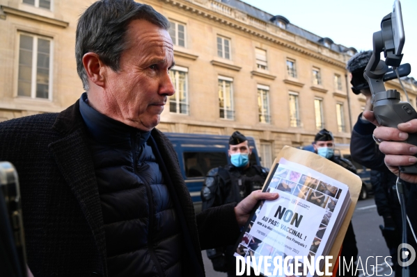 Rodolphe Bacquet, auteur de la pétition contre le passe vaccinal, vient la faire passer à l Assemblée Nationale. Debate on the vaccine pass.