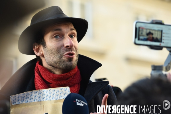 Rodolphe Bacquet, auteur de la pétition contre le passe vaccinal, vient la faire passer à l Assemblée Nationale. Debate on the vaccine pass.