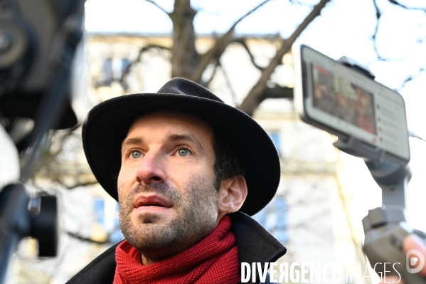 Rodolphe Bacquet, auteur de la pétition contre le passe vaccinal, vient la faire passer à l Assemblée Nationale. Debate on the vaccine pass.