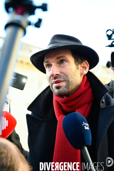 Rodolphe Bacquet, auteur de la pétition contre le passe vaccinal, vient la faire passer à l Assemblée Nationale. Debate on the vaccine pass.