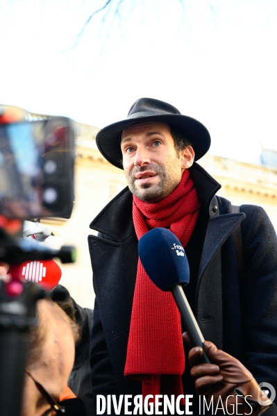 Rodolphe Bacquet, auteur de la pétition contre le passe vaccinal, vient la faire passer à l Assemblée Nationale. Debate on the vaccine pass.