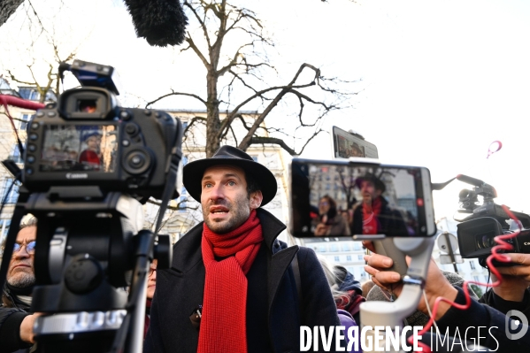 Rodolphe Bacquet, auteur de la pétition contre le passe vaccinal, vient la faire passer à l Assemblée Nationale. Debate on the vaccine pass.