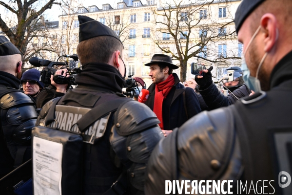 Rodolphe Bacquet, auteur de la pétition contre le passe vaccinal, vient la faire passer à l Assemblée Nationale. Debate on the vaccine pass.