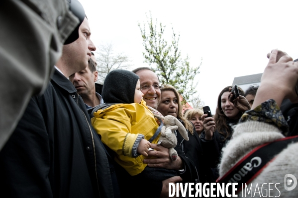 Francois Hollande: déplacement aux Ulis et à Aubervilliers, 07/04/2012