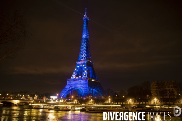 La tour Eiffel aux couleurs de l Europe.