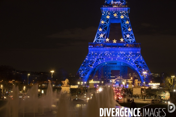 La tour Eiffel aux couleurs de l Europe.