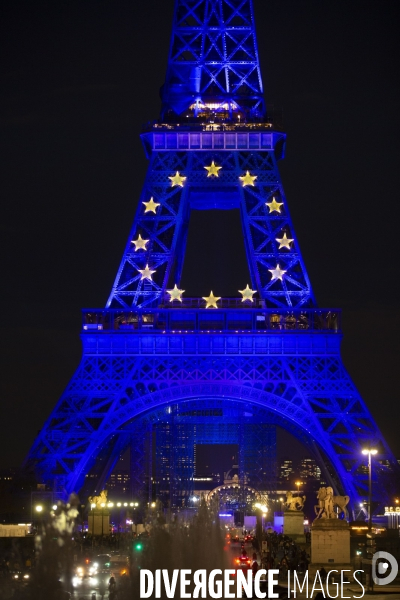 La tour Eiffel aux couleurs de l Europe.