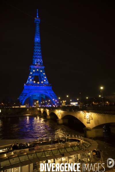 La tour Eiffel aux couleurs de l Europe.