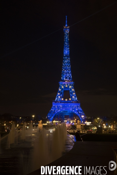 La tour Eiffel aux couleurs de l Europe.