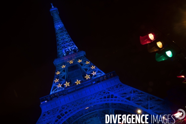 La tour Eiffel aux couleurs de l Europe.