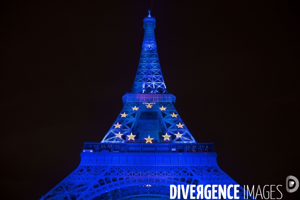 La tour Eiffel aux couleurs de l Europe.