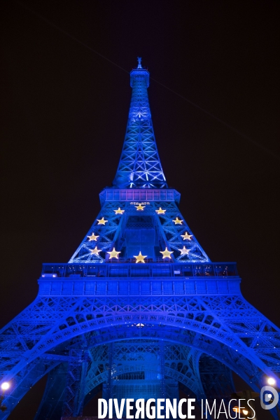 La tour Eiffel aux couleurs de l Europe.