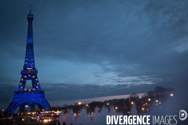 La tour Eiffel aux couleurs de l Europe.