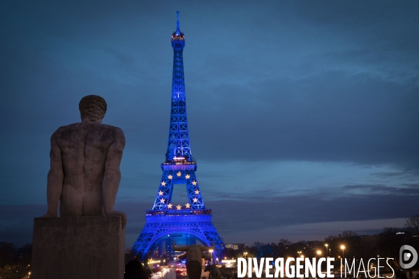 La tour Eiffel aux couleurs de l Europe.