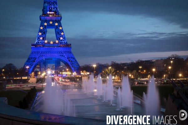 La tour Eiffel aux couleurs de l Europe.