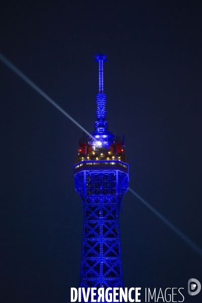 La tour Eiffel aux couleurs de l Europe.