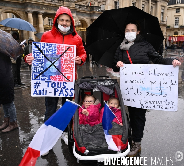 Manifestation nationale citoyenne et pacifique contre le pass vaccinal, contre la gestion de la crise sanitaire par le gouvernement. Paris le 8 janvier 2022. Vaccine pass.