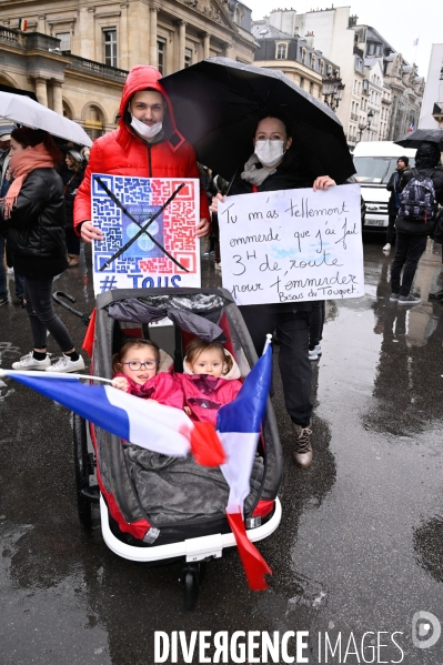 Manifestation nationale citoyenne et pacifique contre le pass vaccinal, contre la gestion de la crise sanitaire par le gouvernement. Paris le 8 janvier 2022. Vaccine pass.